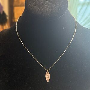 Vintage 1970s .925 delicate embossed leaf pendant on ball and chain necklace